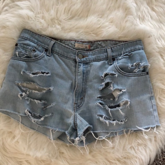 Distressed Levi’s jean shorts - Picture 6 of 7